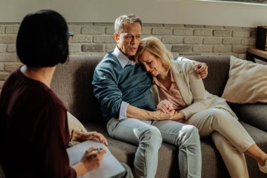 Üzgün ve yorgun bir çift ilişkilerinde sorunları ile ilgili