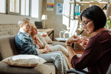 Şaşkın şaşkın psikoterapist temiz bardaklarda sorunlar ile ilgili