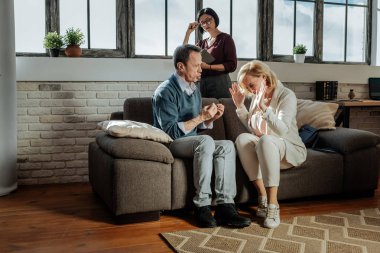 Agresif ve etkileyici iki kriz ilişkisi