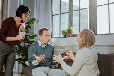 Esmer karışık psikoterapist açık su öneriyor