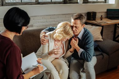 Depresif karısı sıkıca sarılma ciddi bakım adam