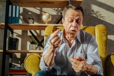 Mavi bir kapsül ve bilgi ile etkilendim tutan şok kısa saçlı adam