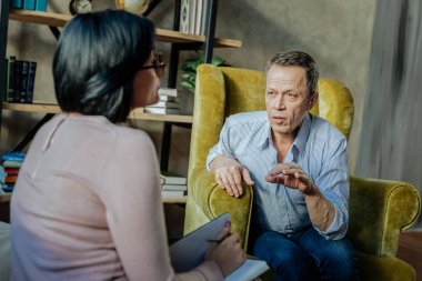 İletişimsel yaşlı adam ışık gömlek uzmana konuşmak