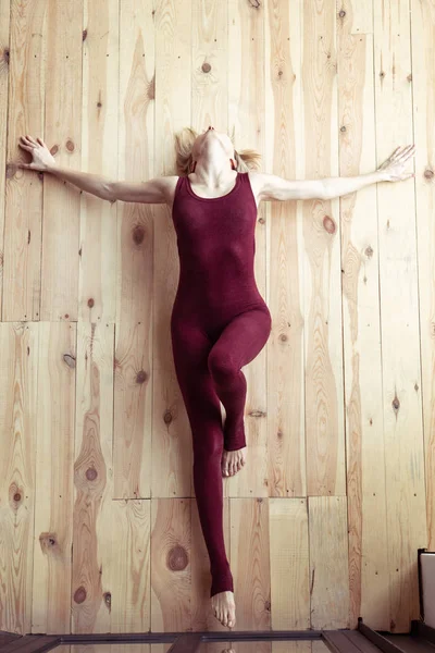 Skinny tilltalande flicka i röd passande kostym utför dramatiska hållning — Stockfoto