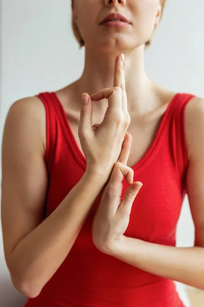 Meditatieve jong meisje in slinky rood kostuum connective handen op ongebruikelijke manier — Stockfoto
