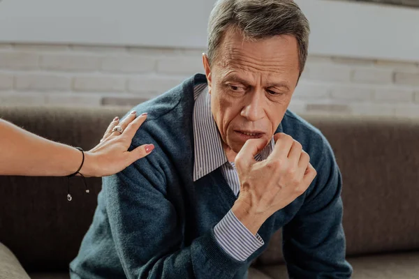 Hombre viejo triste y cansado con el pelo corto siendo deprimido durante la sesión — Foto de Stock