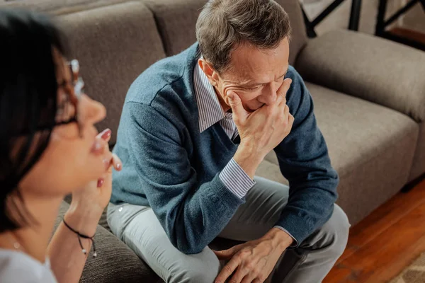 Verontruste vermoeide oude man zijn mond terwijl het denken over zijn leven sluiten — Stockfoto