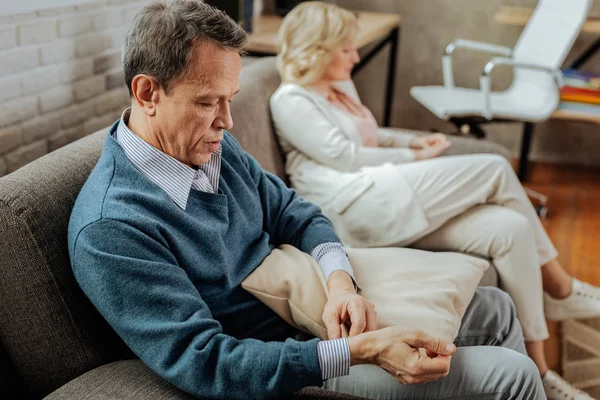 Verwirrter alter Mann im blauen Pullover kann nicht über Probleme sprechen — Stockfoto