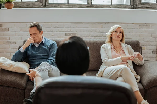 Confuso e sconvolto coppia adulta seduta su diversi lati del divano — Foto Stock