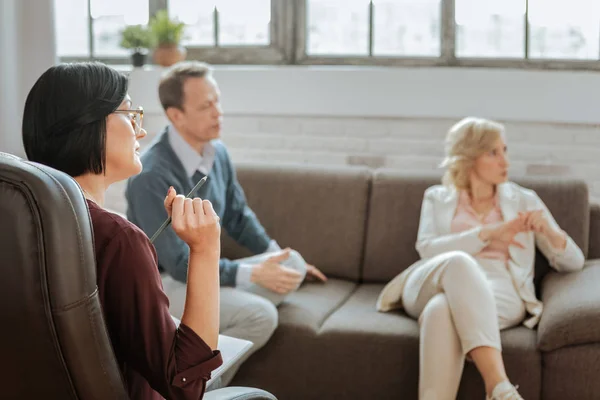 Geconcentreerd korthaar vrouwelijke psychotherapeut wijzen op de noodzakelijke informatie — Stockfoto