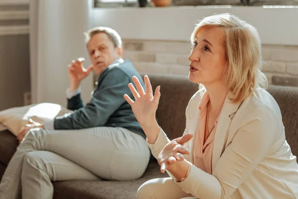 Expressieve boze vrouw actief gebaren terwijl haar onvrede uit te leggen — Stockfoto