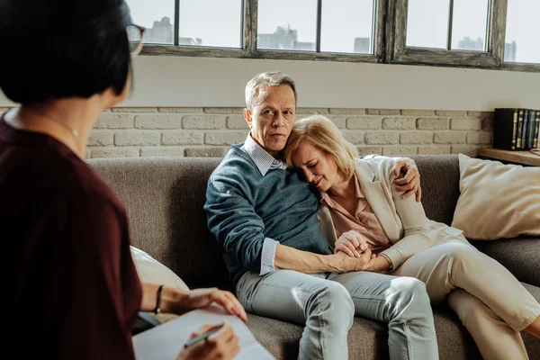 Blond desperat kvinna stödd på axeln av maken — Stockfoto