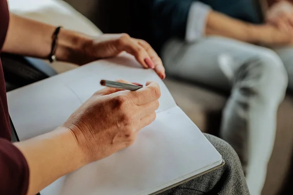 Fokuserade erfarna läkare psykologi skriva ner anteckningar om problem — Stockfoto