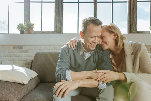 Trevlig snygg medelålders par kramar varandra och ler — Stockfoto