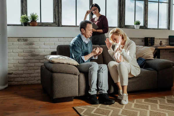 Agressieve en expressieve paar hebben van de crisis in de relatie — Stockfoto