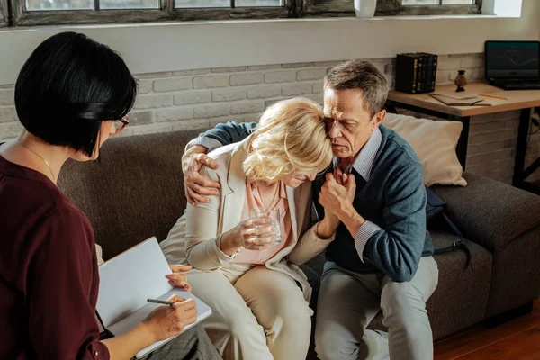 Depresif karısı sıkıca sarılma ciddi bakım adam