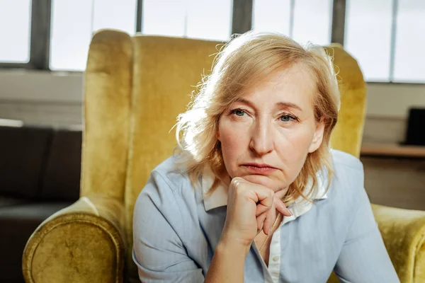 Mujer adulta de pelo corto con ojos azules siendo infeliz y deprimida — Foto de Stock