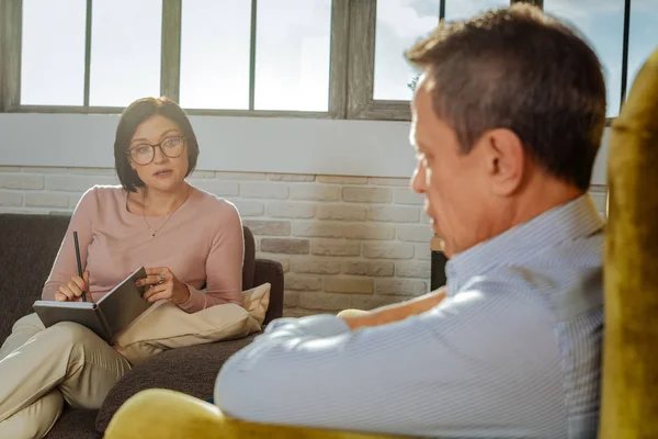 Attente dark-haired vrouw in heldere glazen vragen — Stockfoto