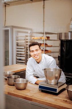 Profesyonel baker yeni fırında onun ilk gününde gülümseyen