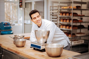 Baker modern mutfak mutfak terazisi yanında ayakta