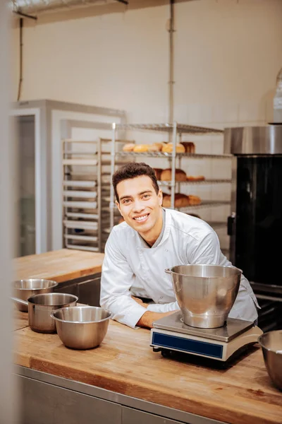 Professionell bagare leende har hans första dag i nya bageri — Stockfoto