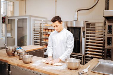 Modern mutfak için kruvasan hamur yoğurma çalışan Baker
