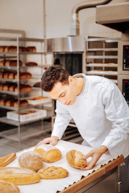Seyir belgili tanımlık tepsi ve ekmek hazır kontrol Baker