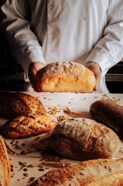 Profesyonel baker sadece pişmiş ekmek çeşitleri gösterilen