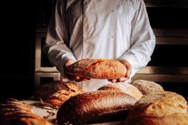 Baker beyaz ceketli buğday ve çavdar gluten free ekmek sunulması