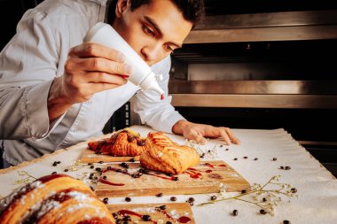 Çilek tepesi için krem puf kullanarak yetenekli ilham baker