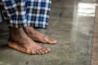 Ayakları yere dokunmadan iyi bir Afrikalı-Amerikalı adam