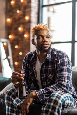 Pijama giymiş hoş genç adam