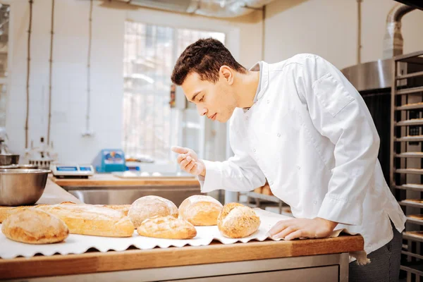 Пекарь чувствует удовлетворение, нюхая только хлеб. — стоковое фото