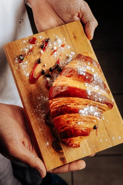 Felülnézet francia croissant, lekvárt és cukor por — Stock Fotó