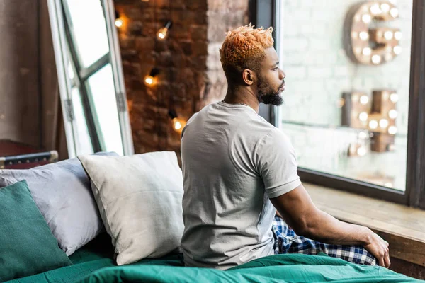 Mooi goed uitziende man wakker in de ochtend — Stockfoto