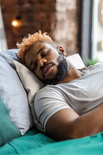 Cara de un buen hombre dormido guapo — Foto de Stock