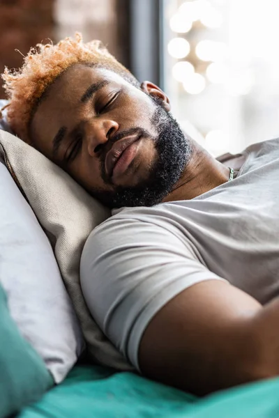 Close up van een aangename slapende man — Stockfoto