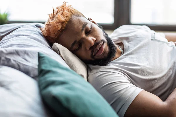 Homem barbudo agradável deitado na cama — Fotografia de Stock