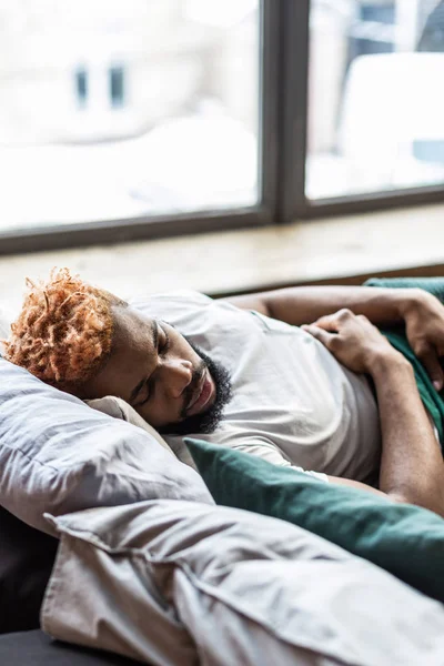 Gezellige goed uitziende man thuis slapen — Stockfoto