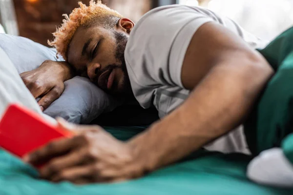 Goed uitziende aardige man houden zijn smartphone in de handen — Stockfoto