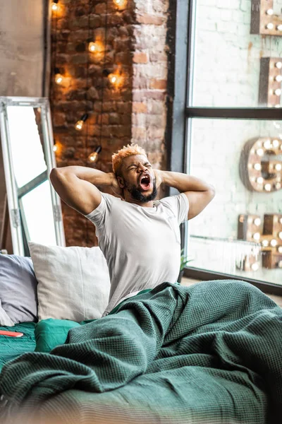 Mooi goed uitziende man die zijn hoofd aan te raken — Stockfoto