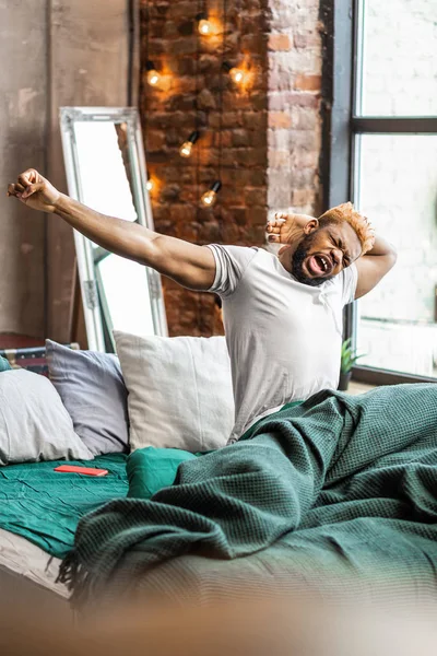 Aangename African American man genieten van zijn ochtend — Stockfoto