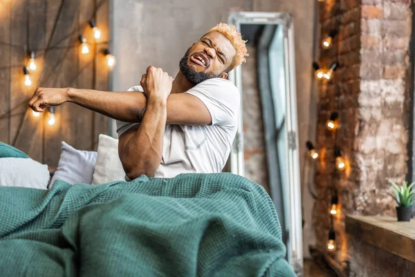 Sleepy African American man proberen om wakker te worden — Stockfoto