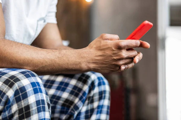 Close-up de um gadget moderno em mãos masculinas — Fotografia de Stock