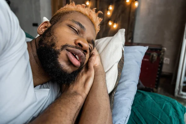 Primer plano de un hombre con barba somnolienta — Foto de Stock