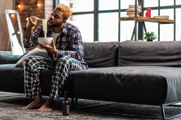 Aardige hongerige man kijken naar zijn noedels — Stockfoto