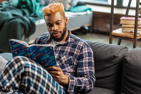 Aardige gezellige man rust met een boek — Stockfoto