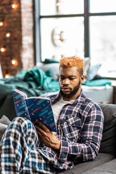 Slimme intelligente man lezen van een boek op de Bank — Stockfoto