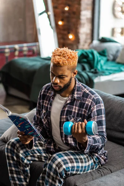 Ernstige jonge man betrokken te zijn bij lezing — Stockfoto