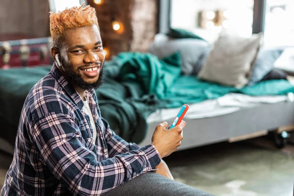 Positiver afrikanisch-amerikanischer Mann wendet sich an dich — Stockfoto